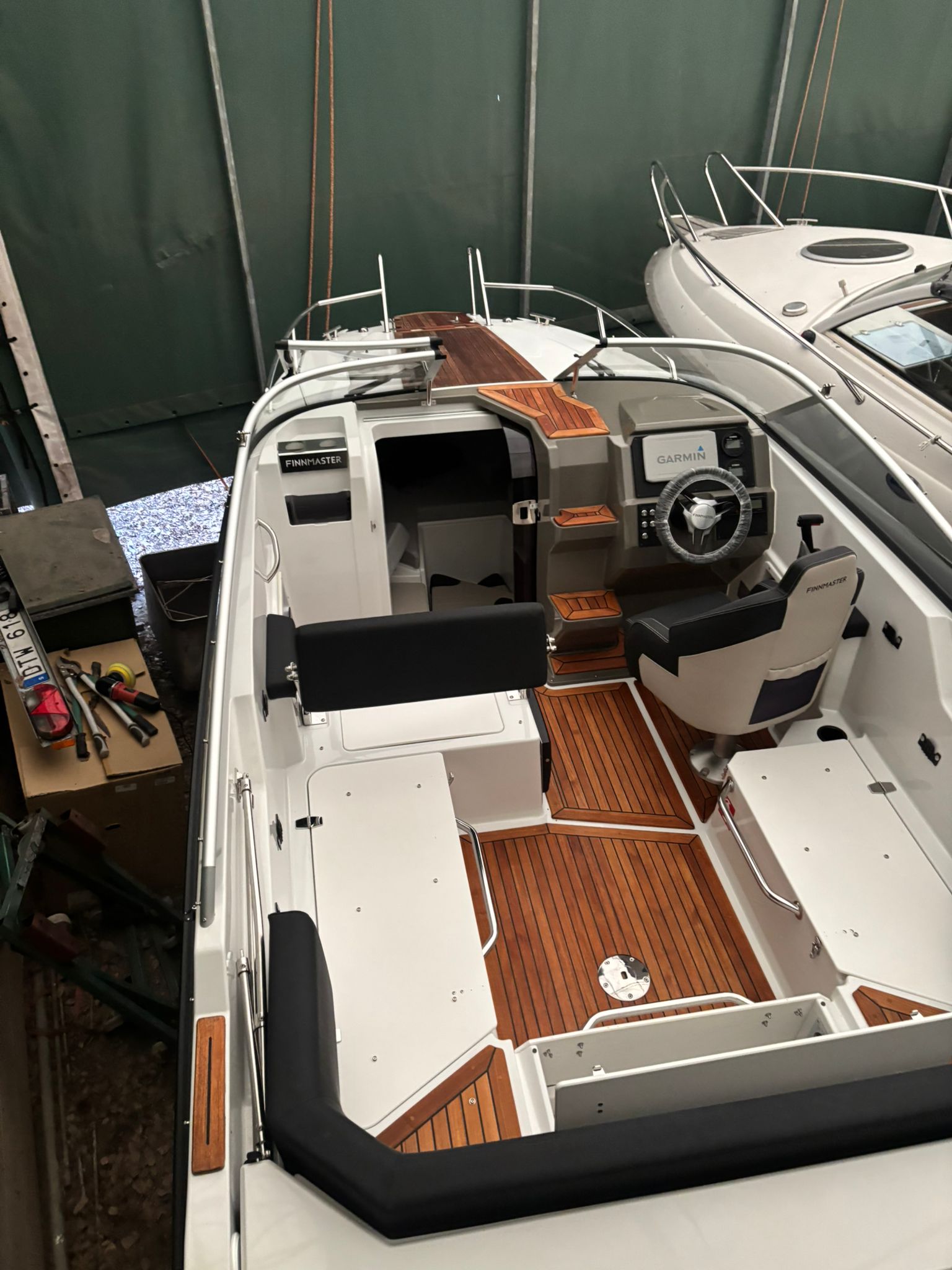 Finnmaster cockpit och teakdäck efter rekond