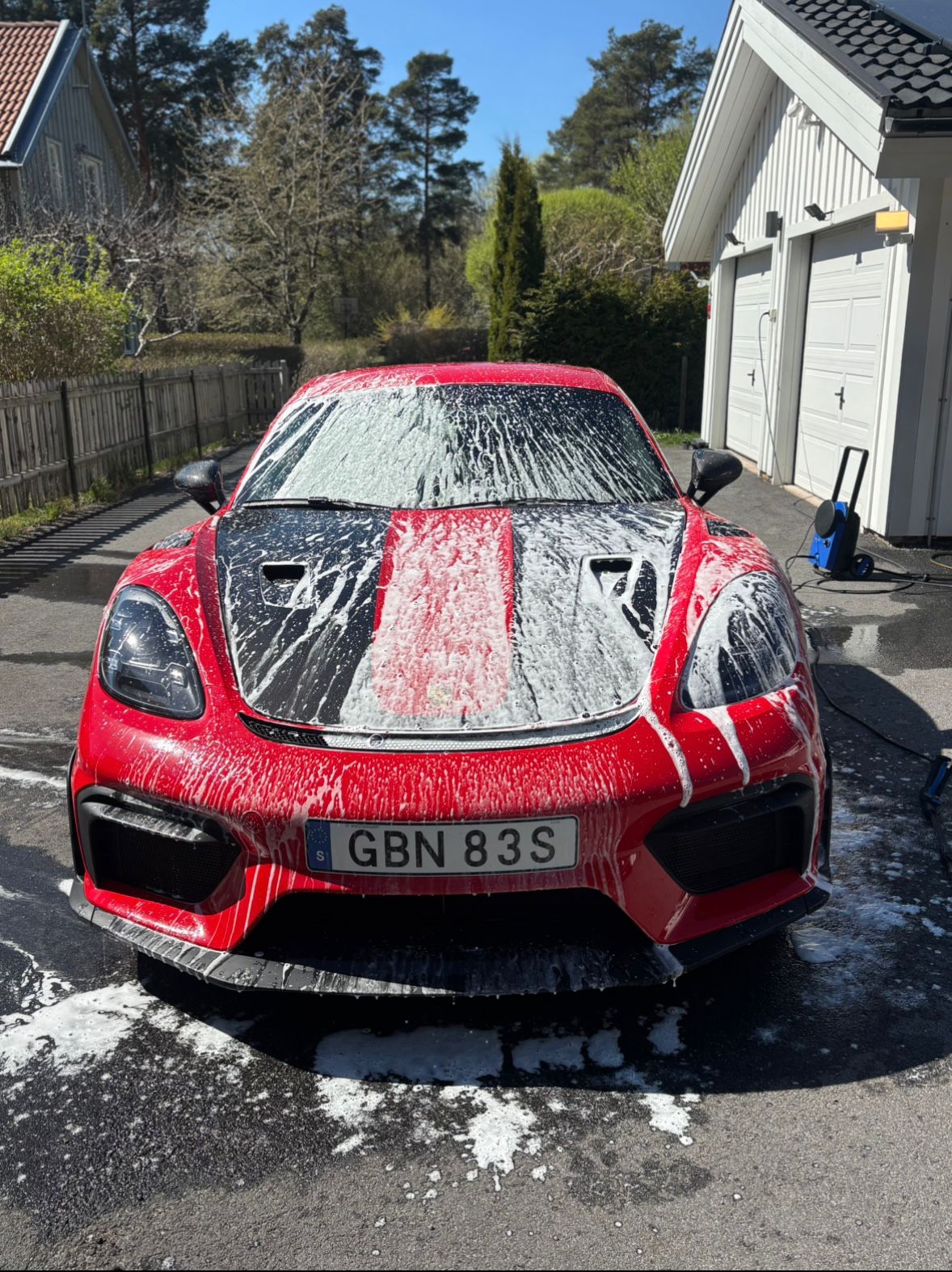 Röd Porsche GT4 RS i skum under komplett Diamantpaket-rekond