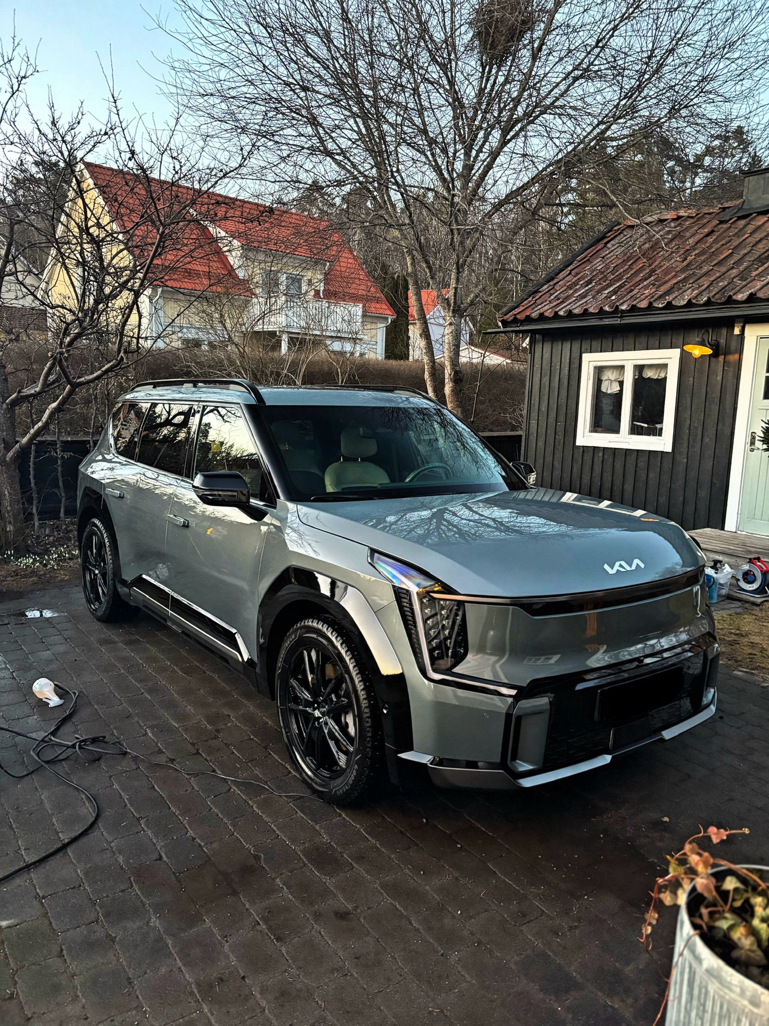 Kia EV9 grå SUV, post-rekond i sol