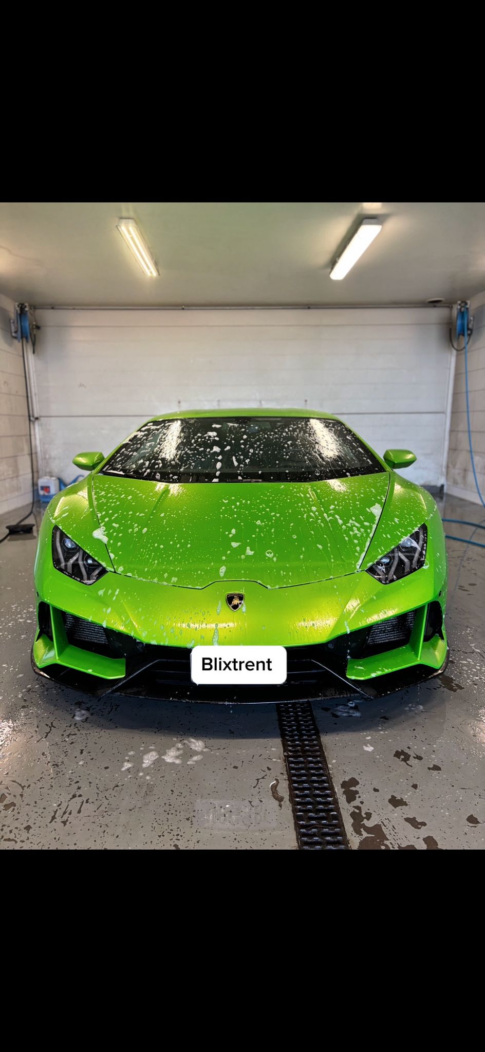 Lamborghini Huracán under skumtvätt med Blixtrent-skylt