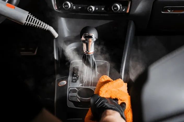 Ångsanering av växelspak med varmånga och mikrofiberduk